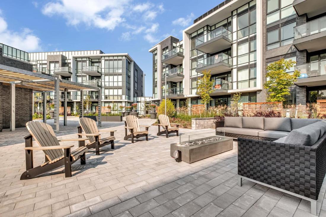Pet Friendly Condos At Friday Harbour Innisfil Zewnętrze zdjęcie